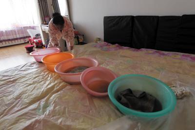 宁陕楼上漏水，住户失联，小区没物管，业主维权难！律师来支招……
